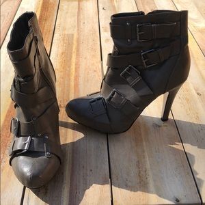 Grey ankel boots with buckles